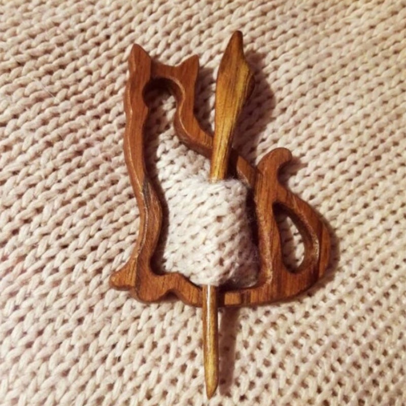 Broche en bois en forme d'animal