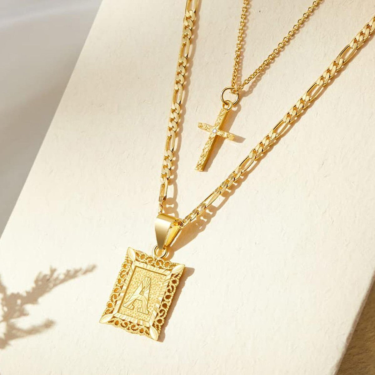 Collier initiale plaqué or 14k + Collier croix offert