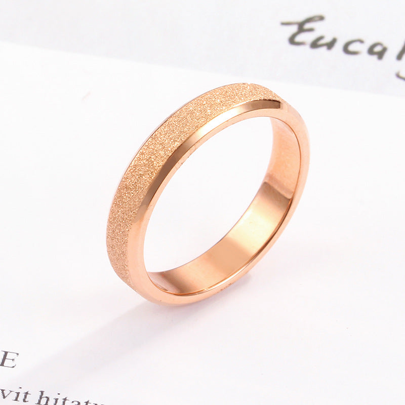 Bague élégante pour femme à la surface rayonnante