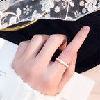 Bague élégante pour femme à la surface rayonnante