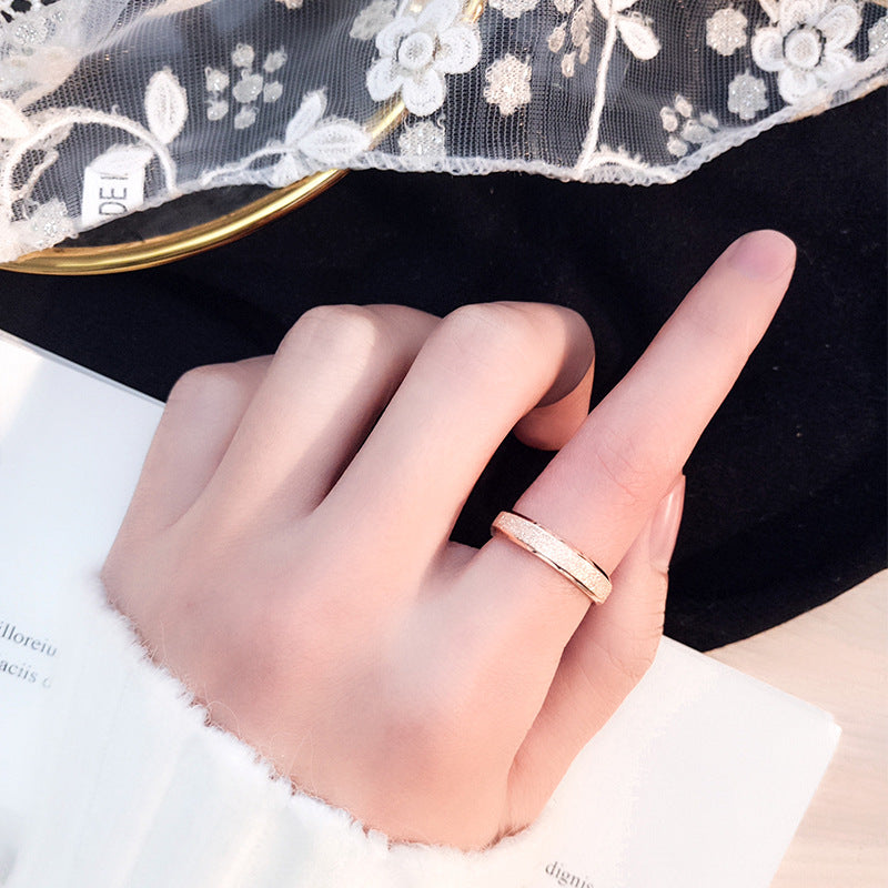Bague élégante pour femme à la surface rayonnante