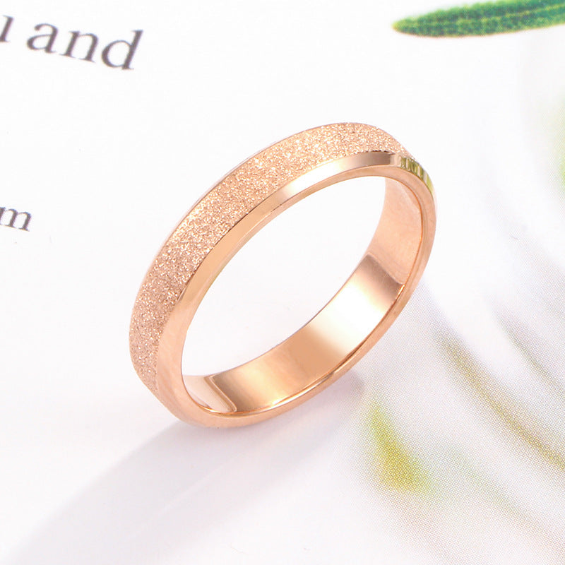 Bague élégante pour femme à la surface rayonnante