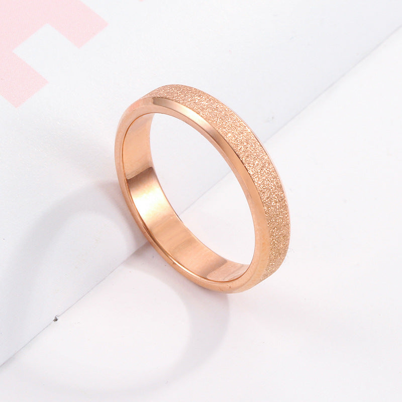 Bague élégante pour femme à la surface rayonnante