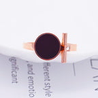 Bague pour femme design minimaliste avec élément noir
