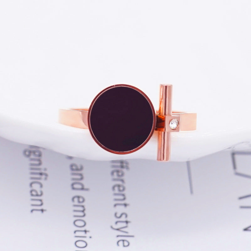 Bague pour femme design minimaliste avec élément noir