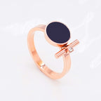 Bague pour femme design minimaliste avec élément noir
