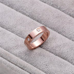 Bague moderne pour femme avec zircons étincelants