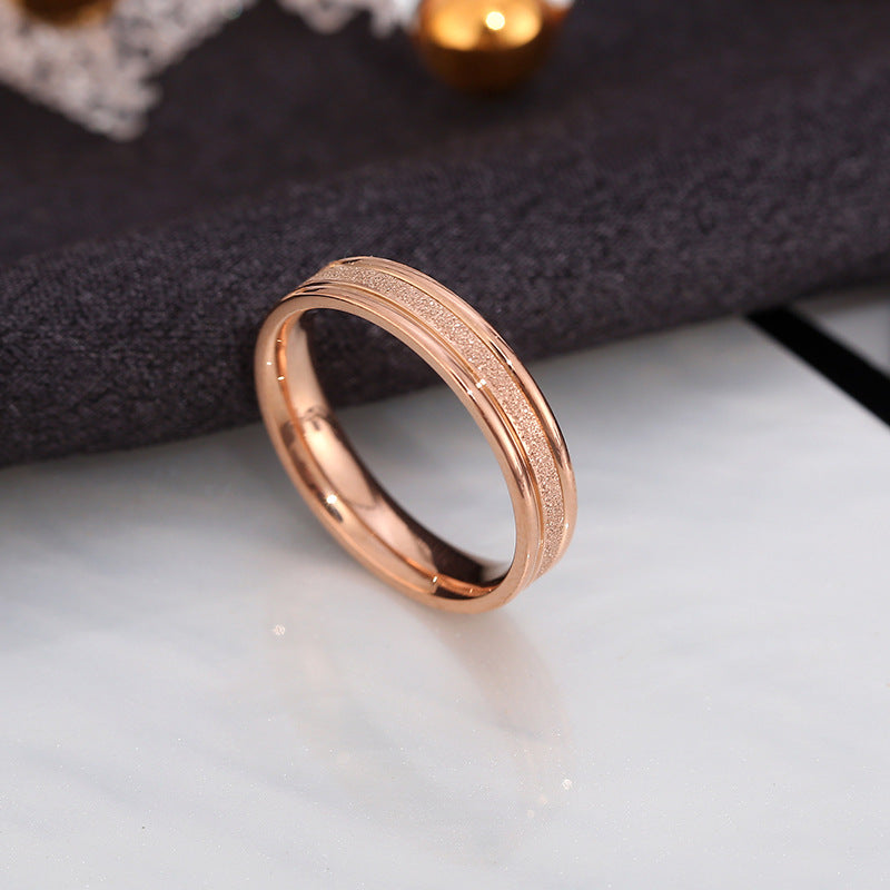 Bague pour femme à la texture fine et au design élégant