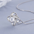 Collier pour femme avec pendentif nœud élégant et zircon étincelant