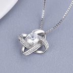 Collier pour femme avec pendentif nœud élégant et zircon étincelant