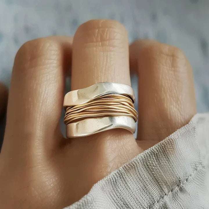 Bague élégante en argent avec accents dorés