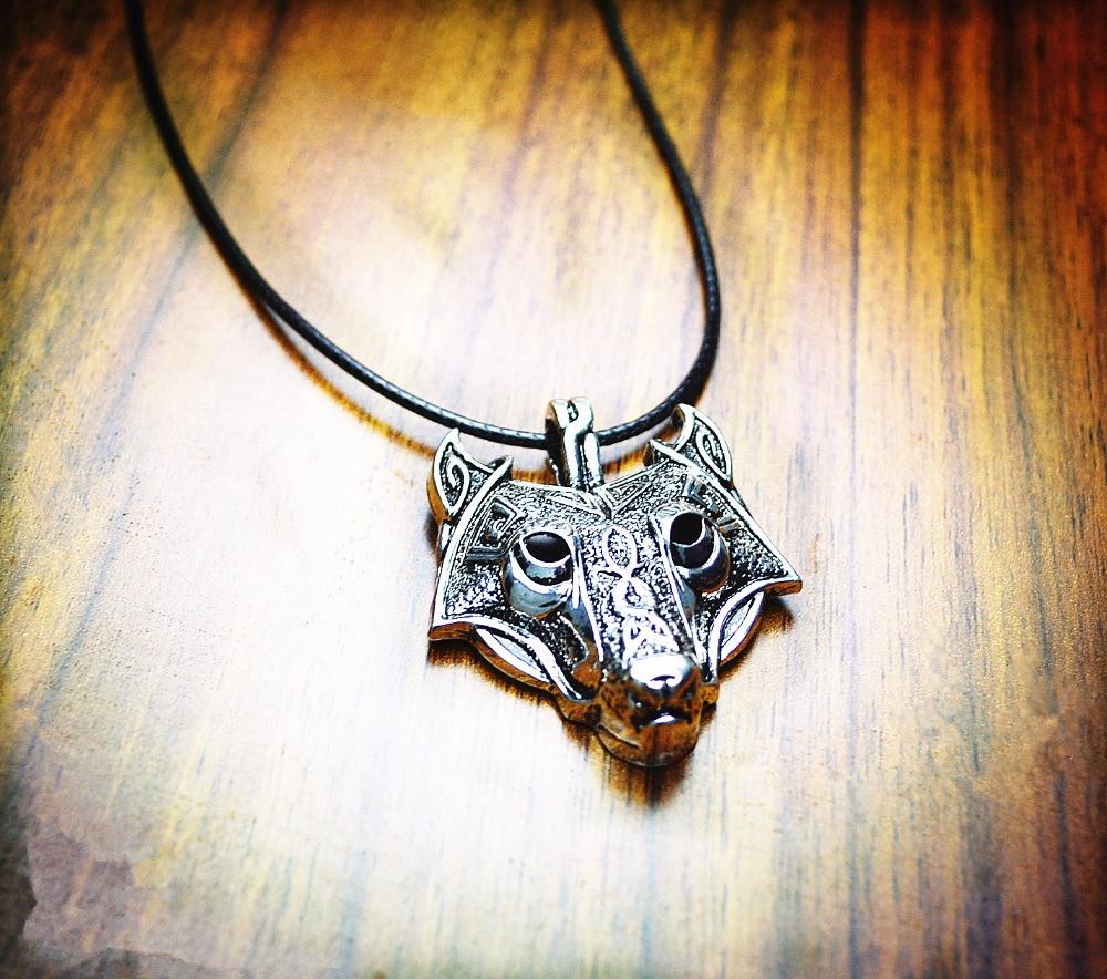 Collier tête de loup nordique