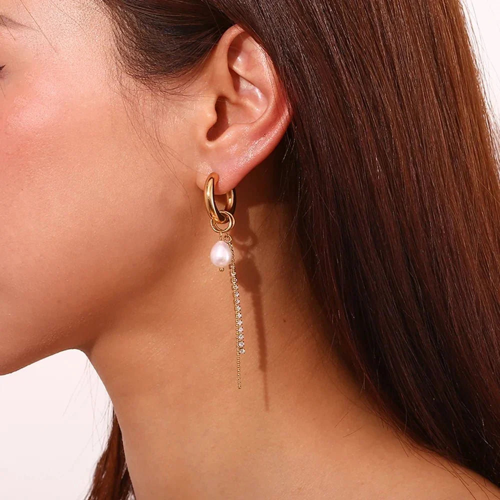 Boucles d'oreilles créoles asymétriques en perles et diamants plaqué or 18k