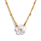 Collier délicat fleur blanche plaqué or 18k