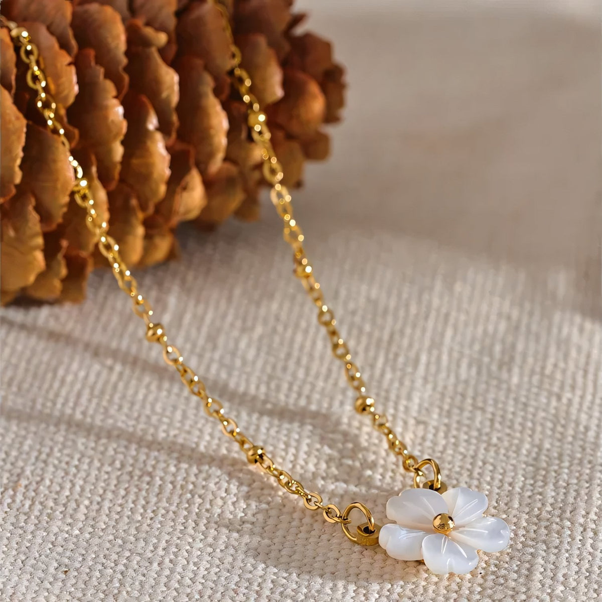 Collier délicat fleur blanche plaqué or 18k