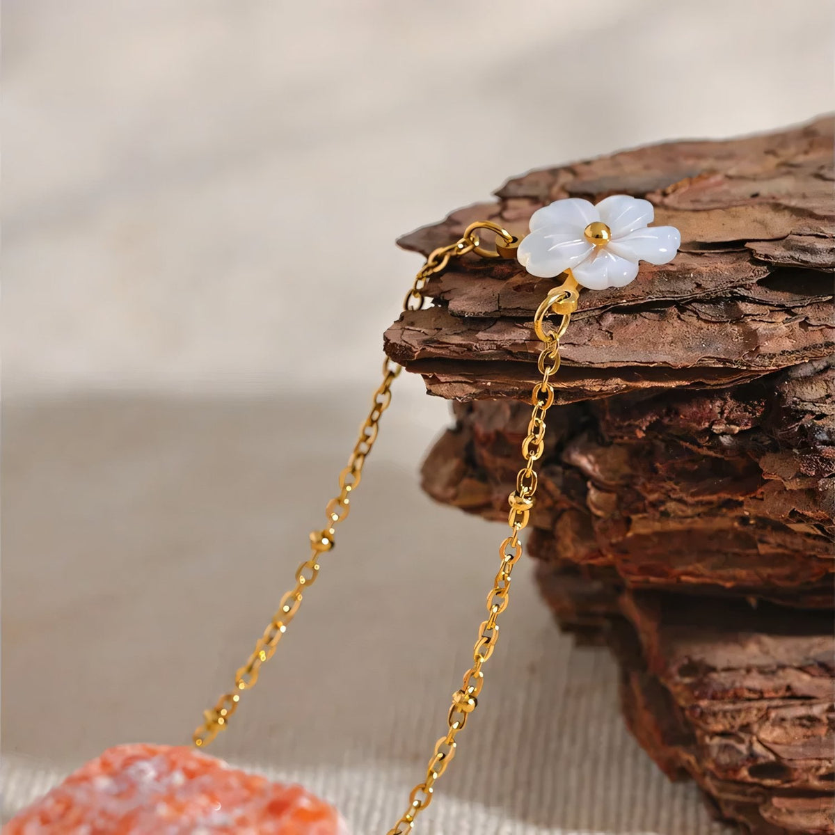 Collier délicat fleur blanche plaqué or 18k