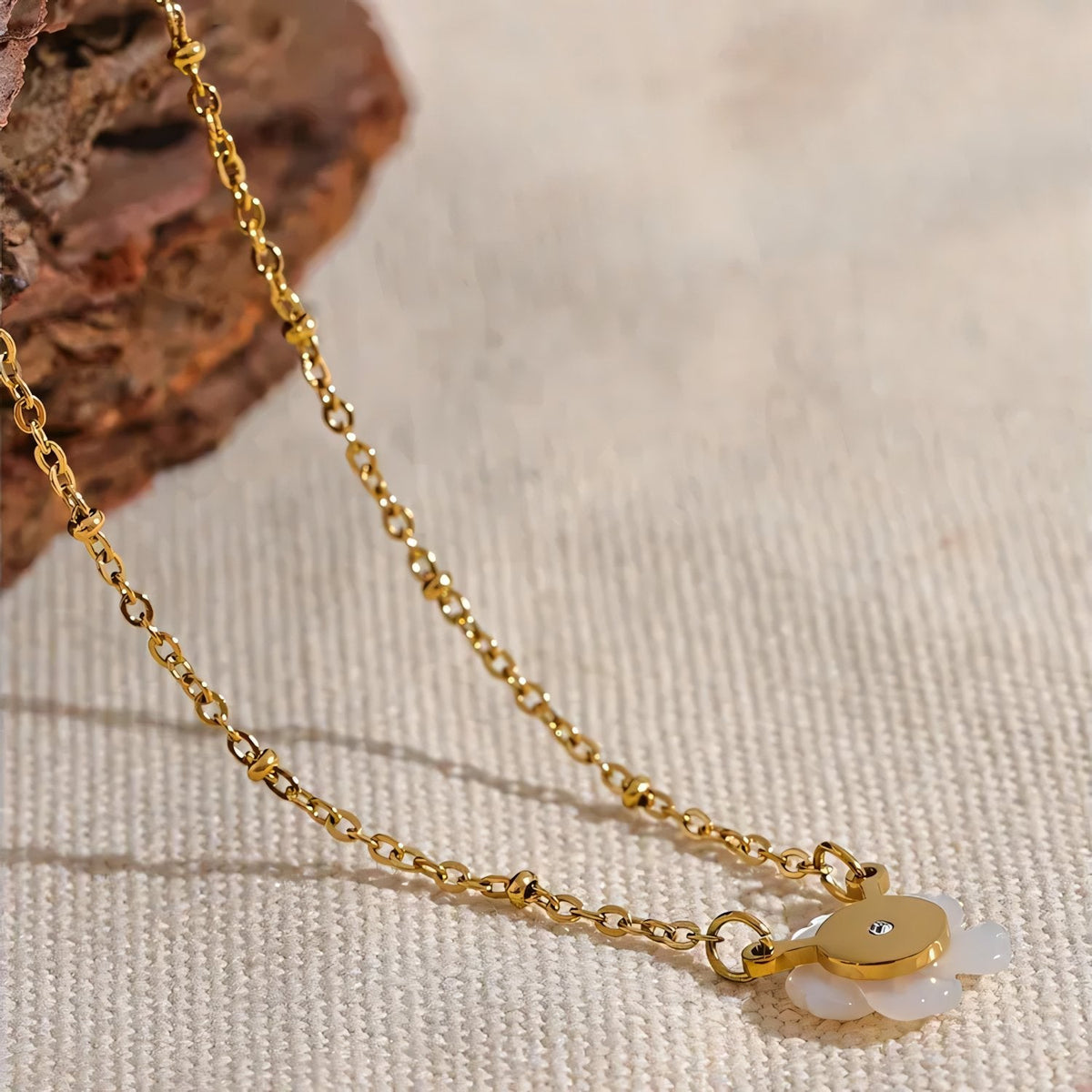 Collier délicat fleur blanche plaqué or 18k