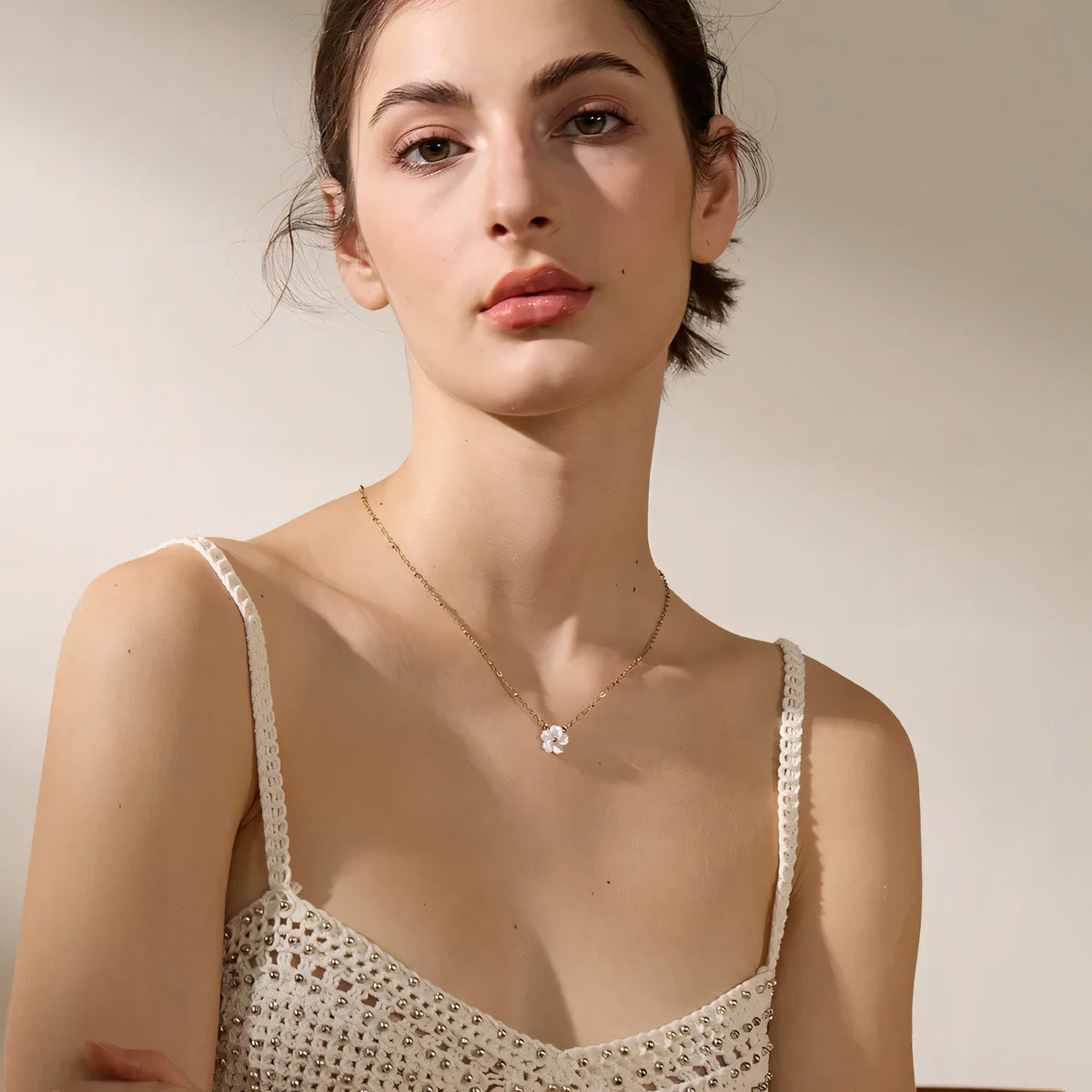 Collier délicat fleur blanche plaqué or 18k