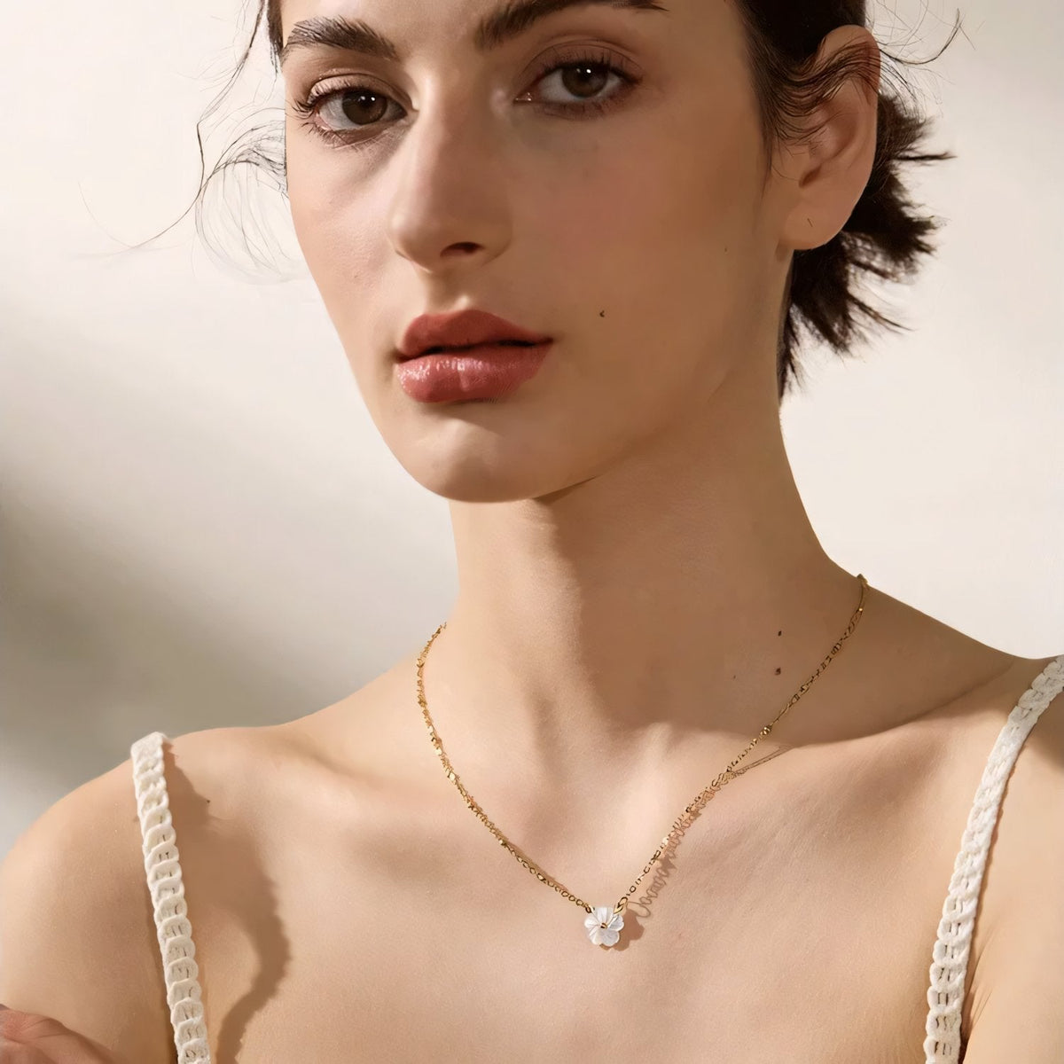 Collier délicat fleur blanche plaqué or 18k