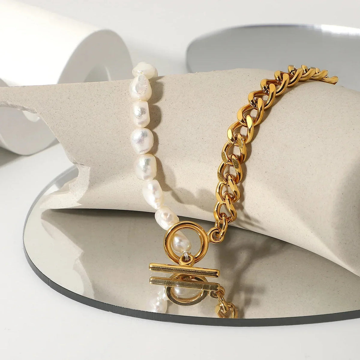 Collier ras-du-cou perles et chaîne cubaine en or 18k