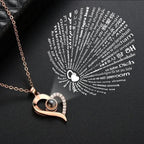 Collier avec pendentif "Je t'aime" en 100 langues et coffret de roses