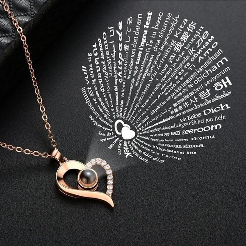 Collier avec pendentif "Je t'aime" en 100 langues et coffret de roses