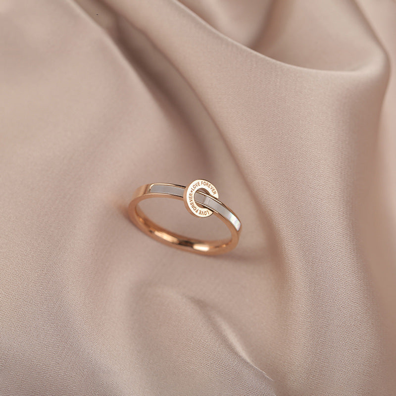 Bague moderne pour femme au design entrelacé élégant