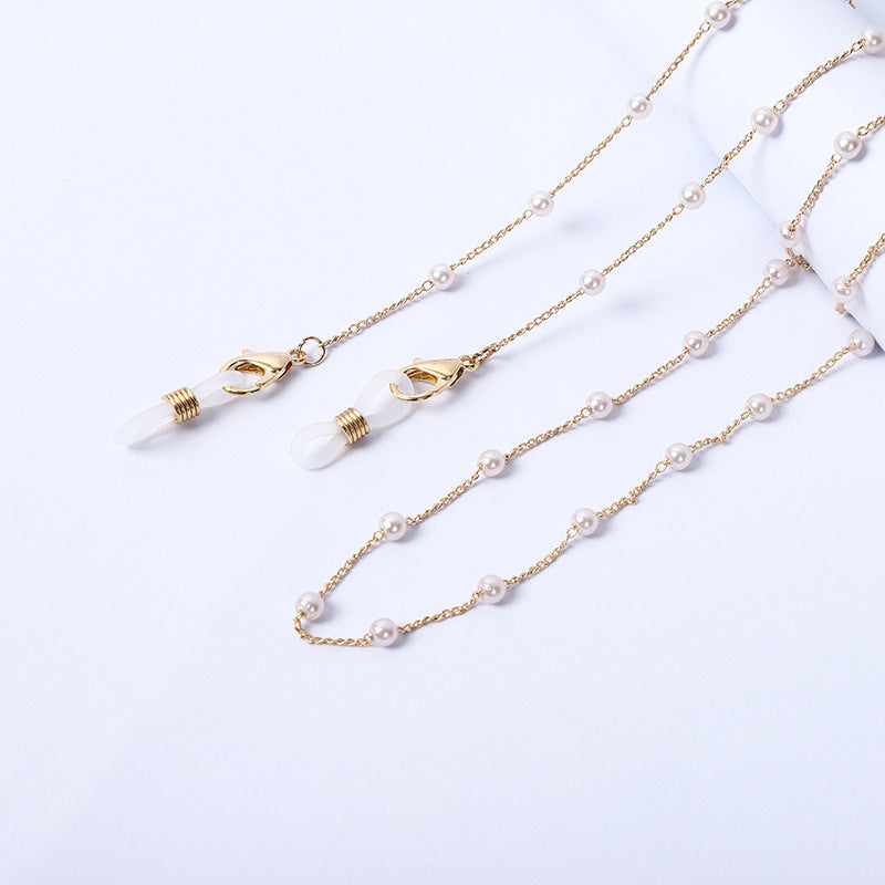 Collier avec perles et pendentifs transparents