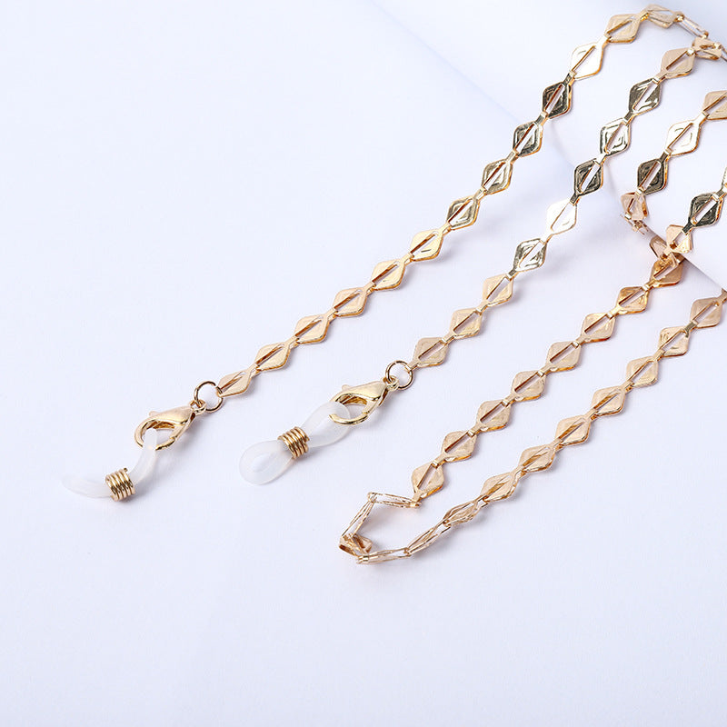 Collier avec perles et pendentifs transparents