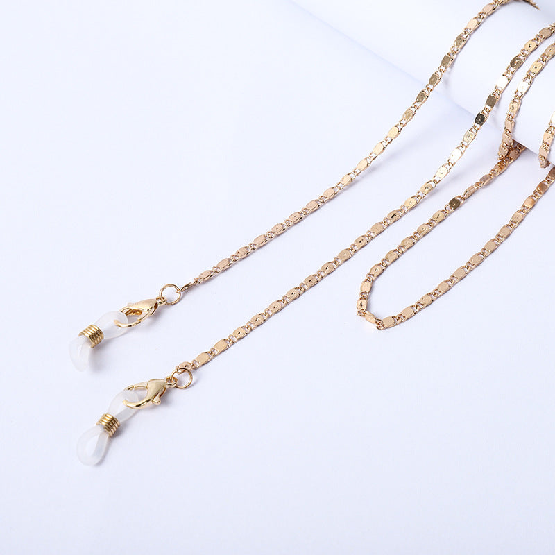 Collier avec perles et pendentifs transparents