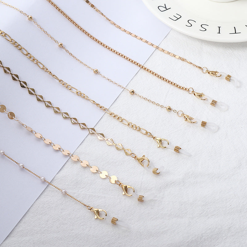 Collier avec perles et pendentifs transparents