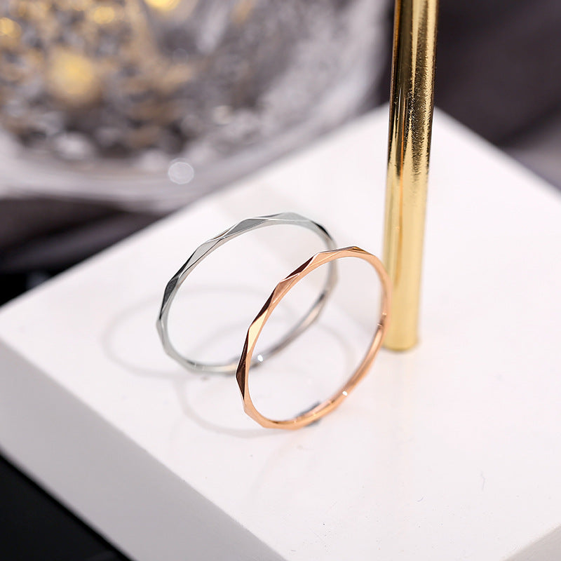 Bague élégante pour femme au design facetté