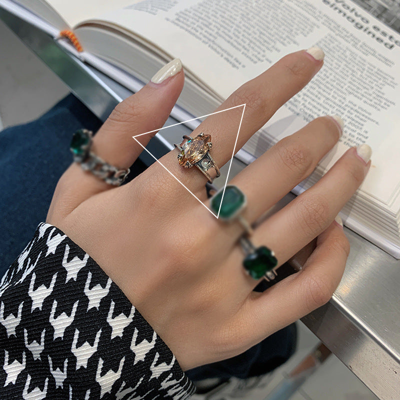 Bague pour femme avec design de chaîne et pierre fine