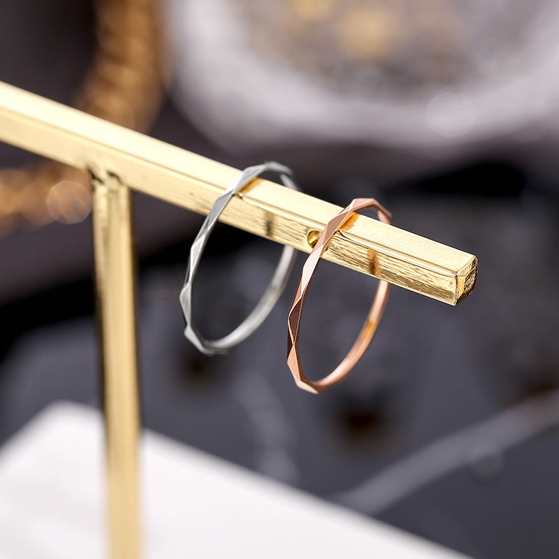 Bague élégante pour femme au design facetté