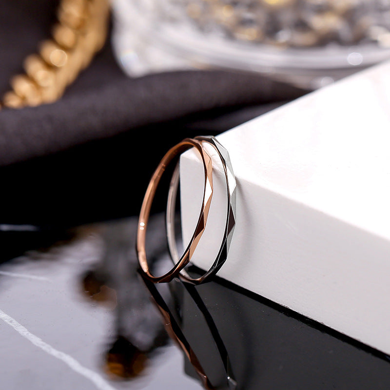 Bague élégante pour femme au design facetté