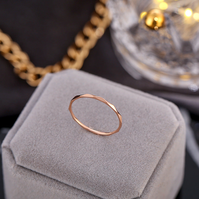 Bague élégante pour femme au design facetté