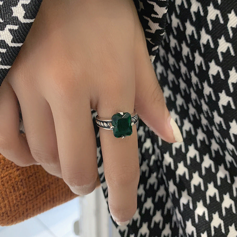 Bague pour femme avec design de chaîne et pierre fine
