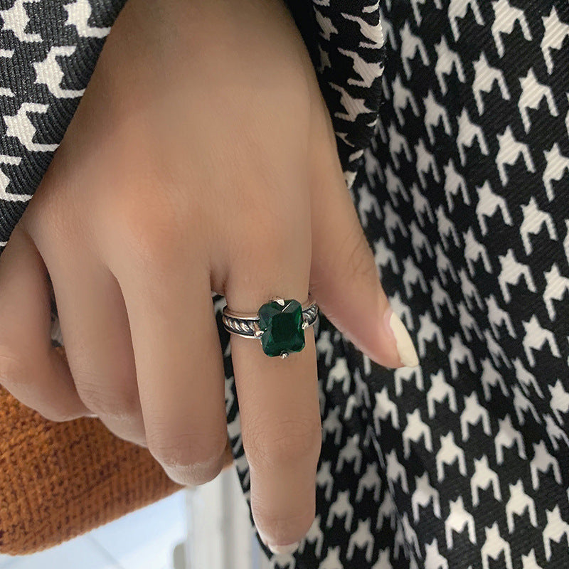 Bague pour femme avec design de chaîne et pierre fine