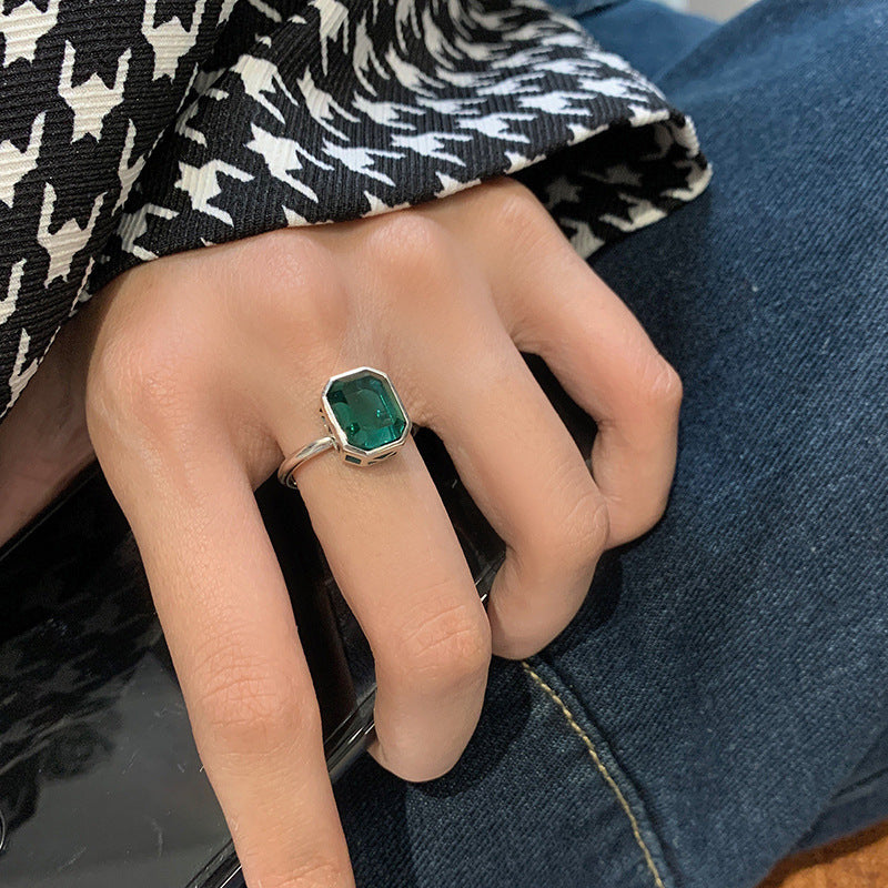 Bague pour femme avec design de chaîne et pierre fine