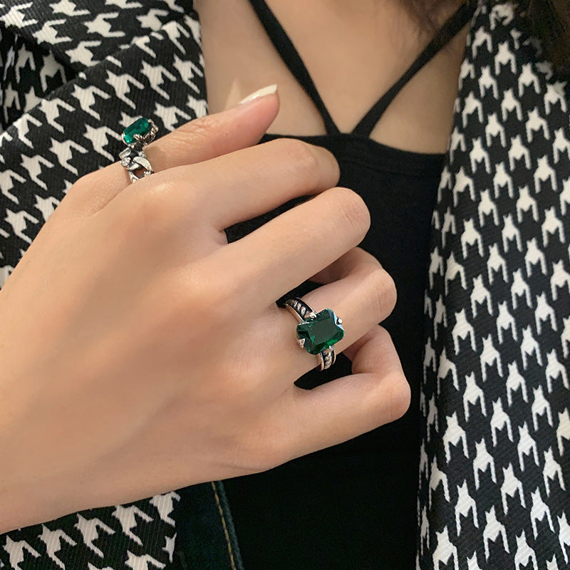 Bague pour femme avec design de chaîne et pierre fine