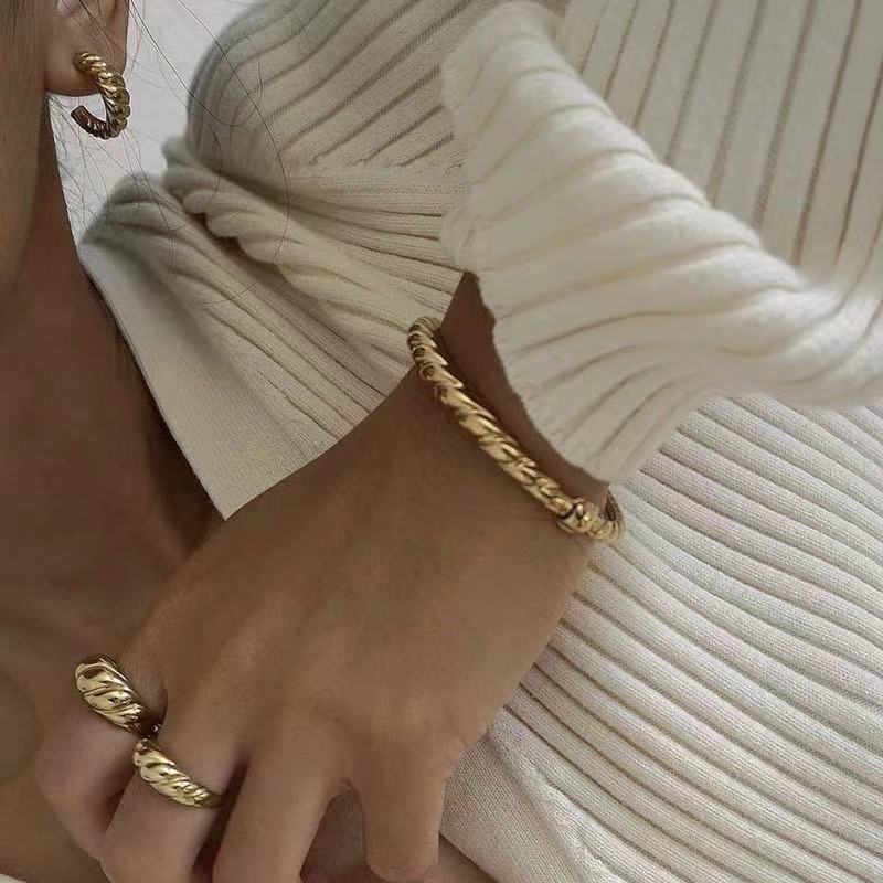 Bague élégante et tendance pour femme au design tressé