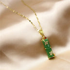 Collier amulette en jade