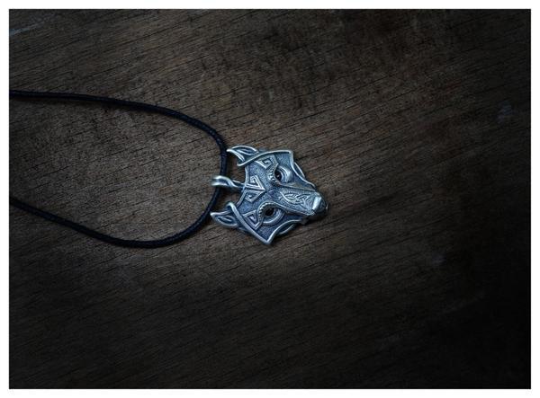 Collier tête de loup nordique