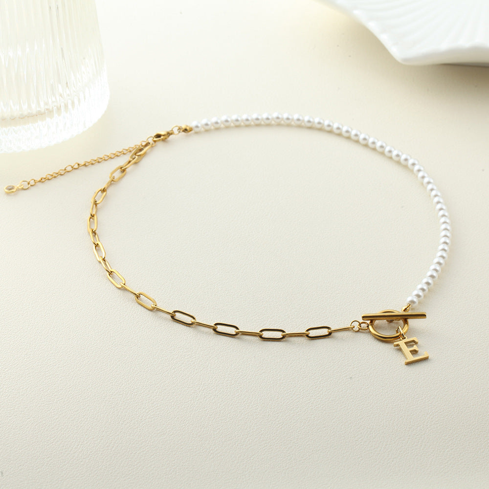Collier initiale avec perles et chaîne trombone