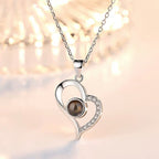 Collier avec pendentif "Je t'aime" en 100 langues et coffret de roses