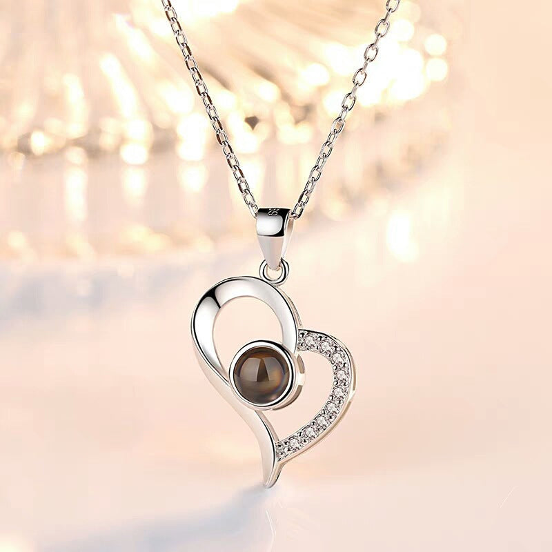 Collier avec pendentif "Je t'aime" en 100 langues et coffret de roses