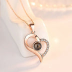 Collier avec pendentif "Je t'aime" en 100 langues et coffret de roses