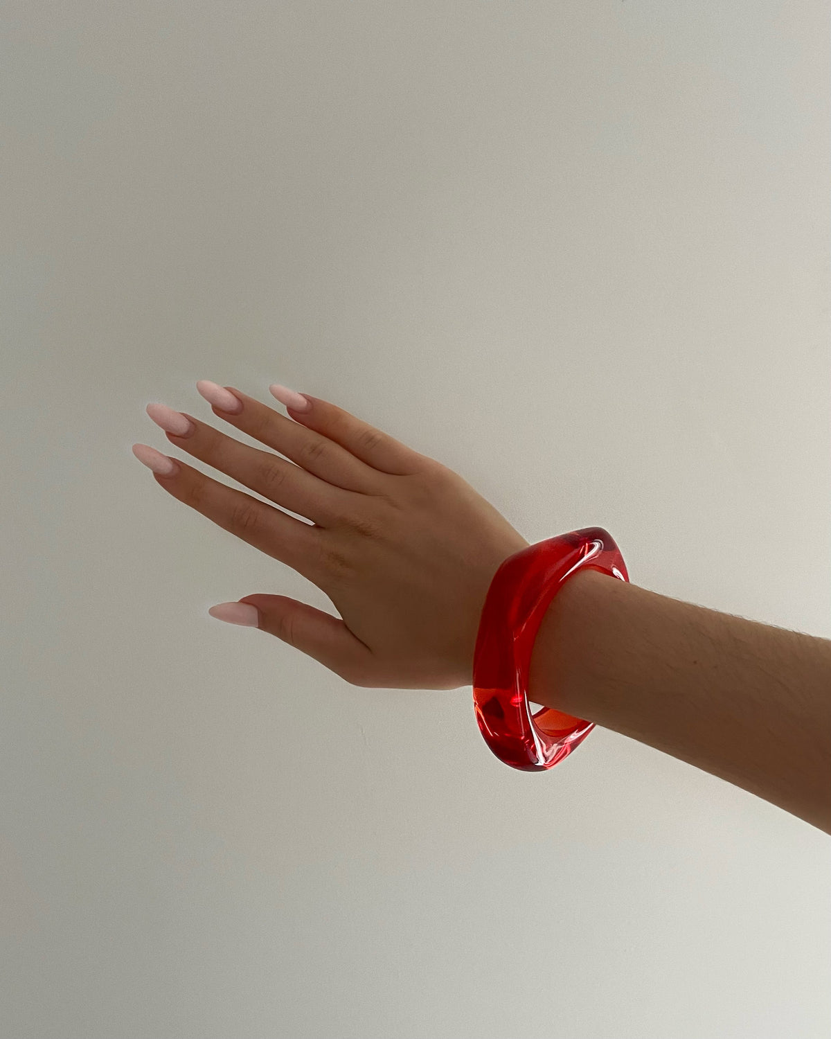 Bracelet élégant rouge fraise