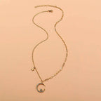 Collier longue chaîne avec pendentif lune