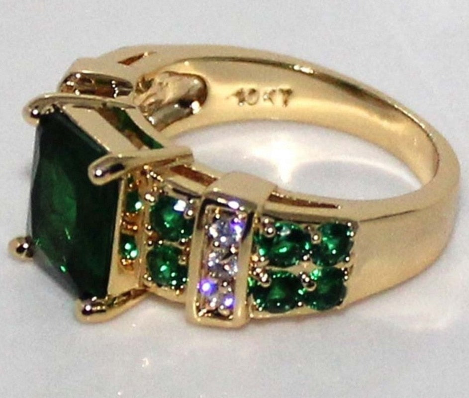 Bague de mariage avec zircon vert